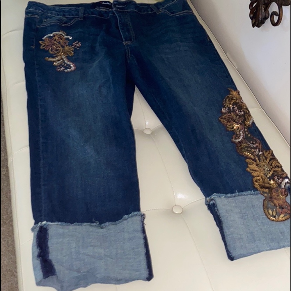Plus size 20W stretch crop jeans with design.